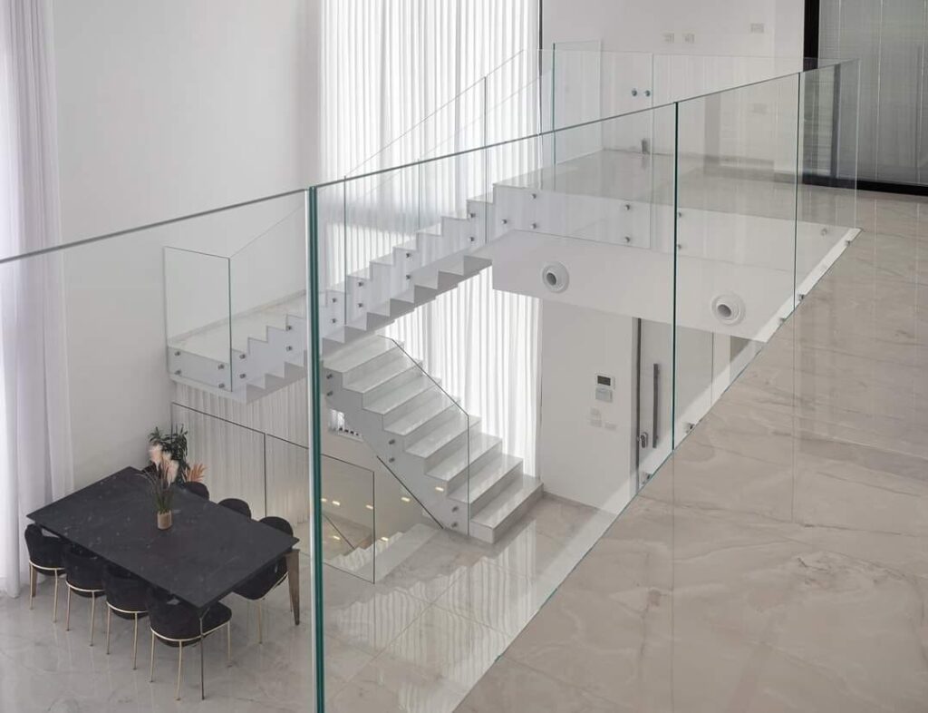 מעקה אלומיניום זכוכית