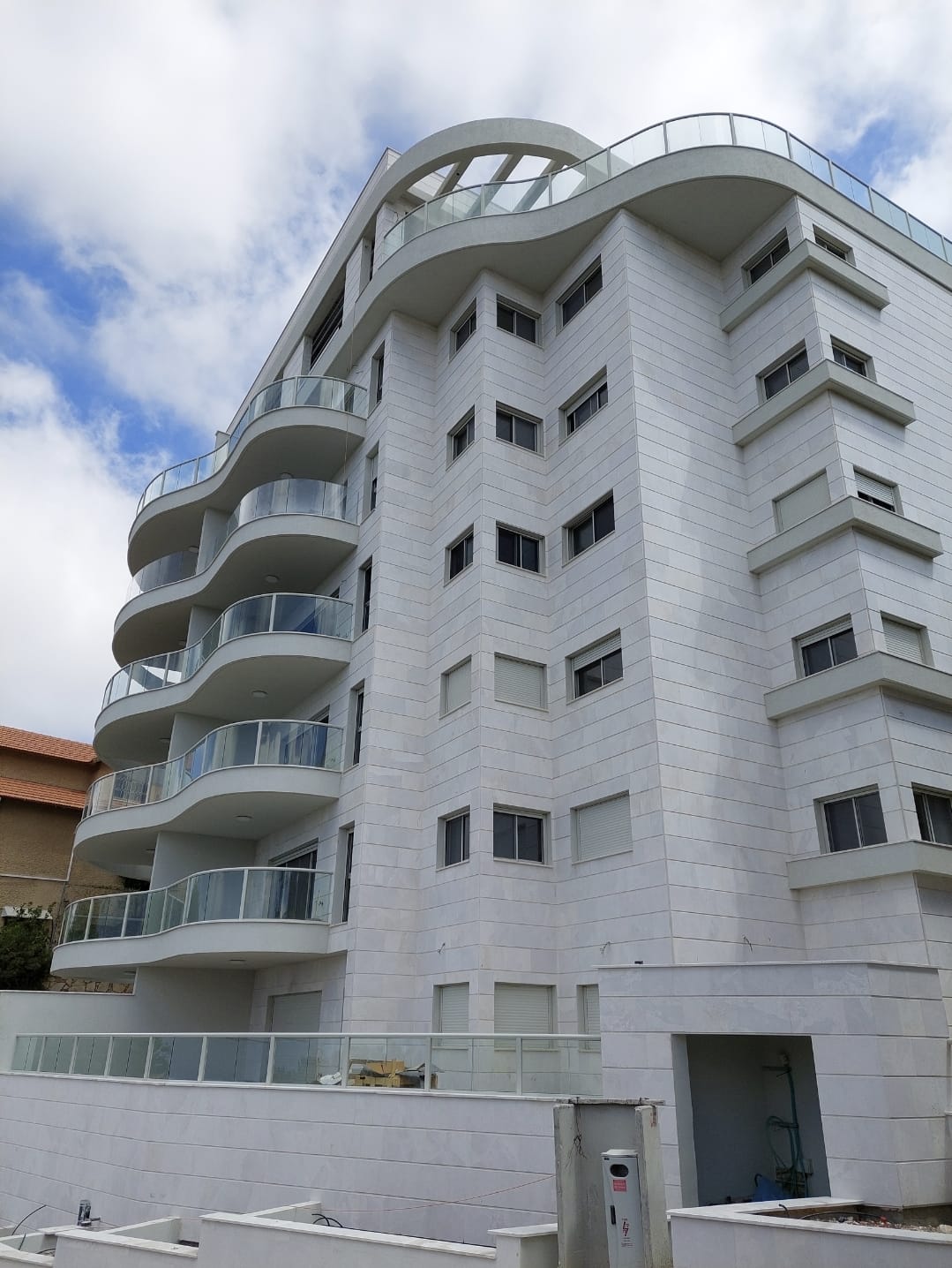 מעקה אלומיניום למרפסת