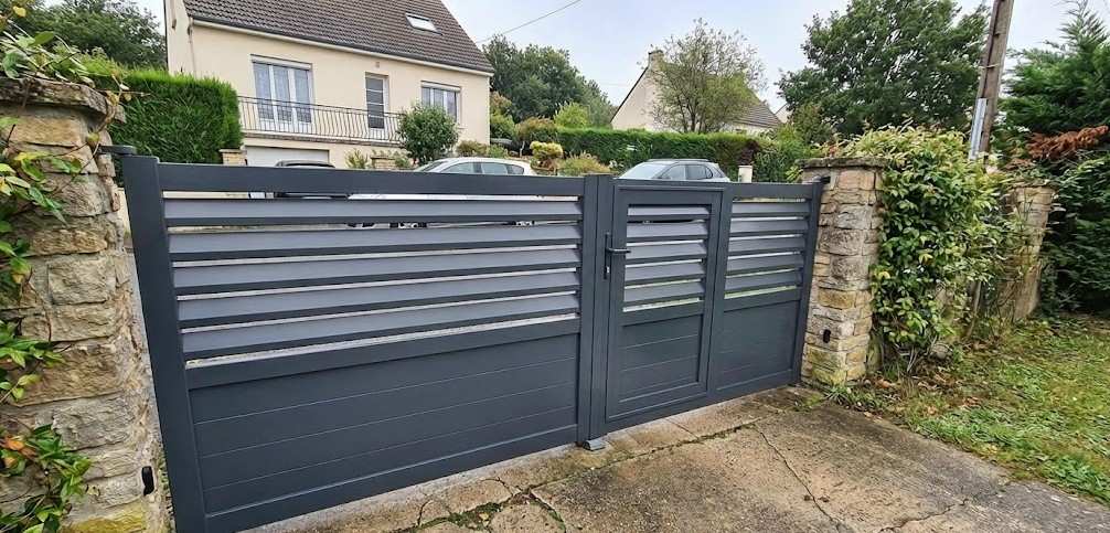 שער אלומיניום לחניה